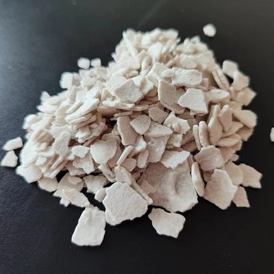 Produit chimique grisâtre 74% de chlorure de calcium de flocon pour la neige fondant et séchant
