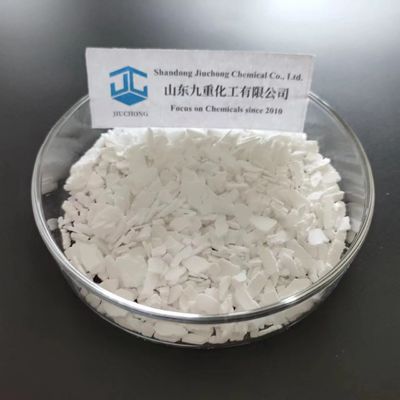 Des flocons de neige fondus avec du déshumidificateur au chlorure de calcium